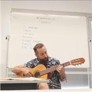 Profesor de guitarra con más de 25 alumnos en activo y 4 aulas, dividas por niveles.